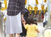 境内で手をつないで歩く親子