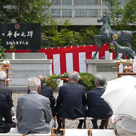 6月：平和之碑・軍犬馬鳩碑例祭