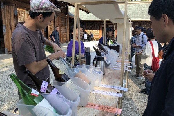 4月14日「神社酒場」という日本酒に合う料理を地元飲食店が提供する催しが境内にて開催されます。